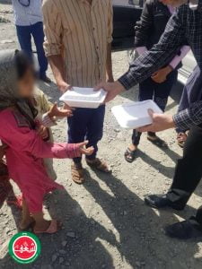 پخت و توزيع یک وعده طعام گرم بين سيل زدگان هرمزگان