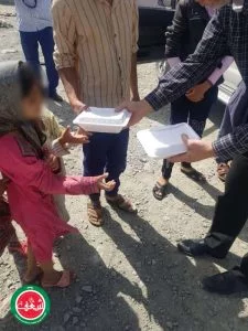 پخت و توزيع یک وعده طعام گرم بين سيل زدگان هرمزگان