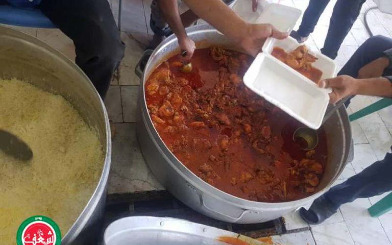پخت و توزيع یک وعده طعام گرم بين سيل زدگان هرمزگان